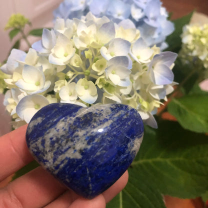 Natural Cristal Lapis Lazuli in the shape of a heart